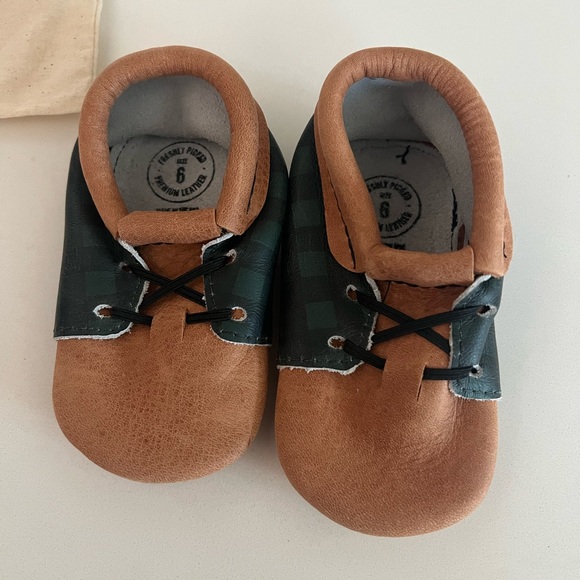Freshly Picked Boys Oxfords Moccasins Plaid Brown Leather Laces Hard Sole 6 New - Picture 2 of 4